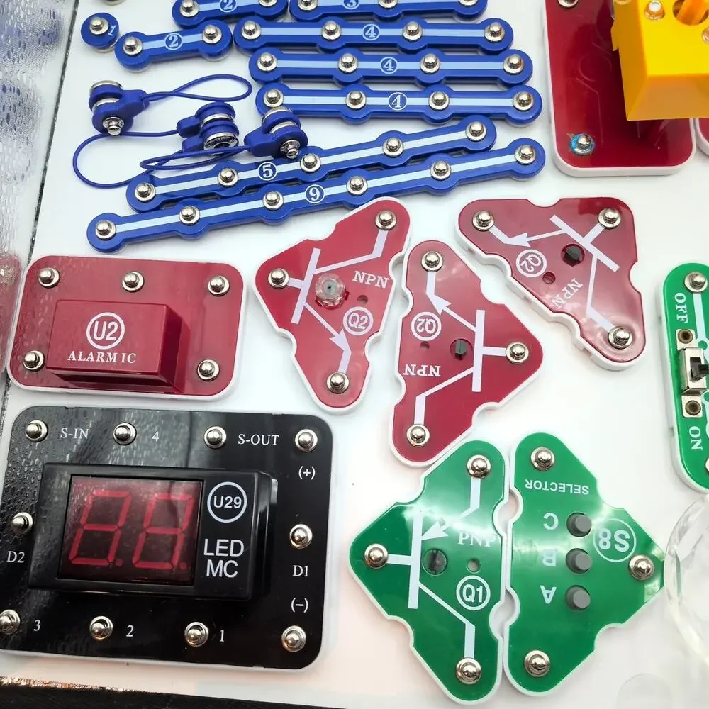 Snap Circuits Lot 60+ Replacement Parts & Multiple Manuals Electrical Education